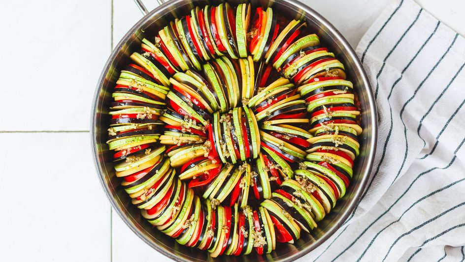 Вкусный кабачковый торт с помидорами и фаршем, запеченный в духовке по простому рецепту. Вкусный кабачковый торт с помидорами и фаршем, запеченный в духовке по простому рецепту.