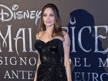 Slide image for gallery: 11488 | Анджелина Джоли вышла в свет в блестящем платье Versace