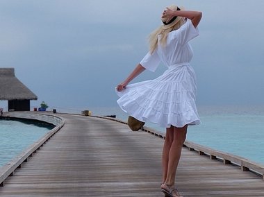 Slide image for gallery: 3881 | Комментарий «Леди Mail.Ru»: В свободное от спортзала время Рудковская фотографируется и «выгуливает» на пляже платья от Chanel и Valentino