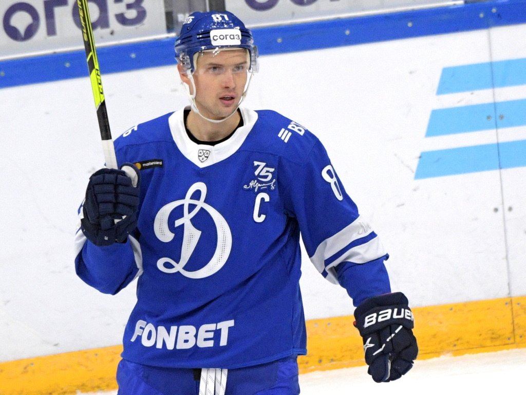 Две шайбы Шипачева помогли московскому «Динамо» победить «Сибирь» в матче КХЛ