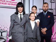 Ксения Бородина с дочками и Николаем Сердюковым