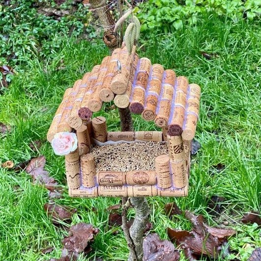 Кормушка из винных пробок Кормушка из винных пробок