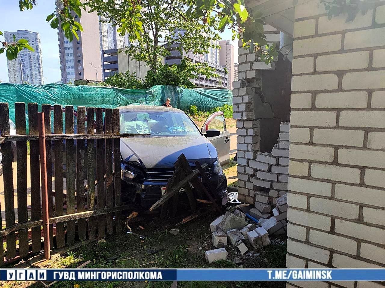 Водитель снесла забор и стену гаража в Минске из-за плохого самочувствия -  Новости Mail.ru