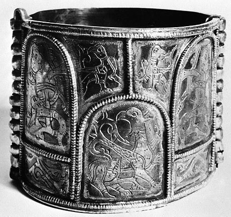 Серебряный браслет с изображением зверей и птиц, найденный на раскопках под Старой Рязанью. XII—XIII век