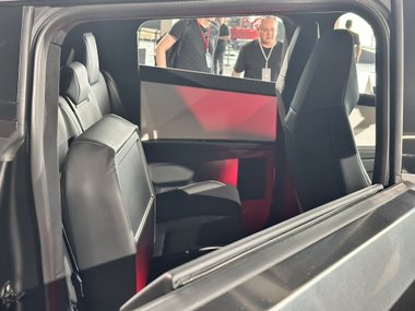 tesla-investor-day-the-cybertruck-shows-a-squarish-steering-wheel-drop-front-center-seat_3.jpeg