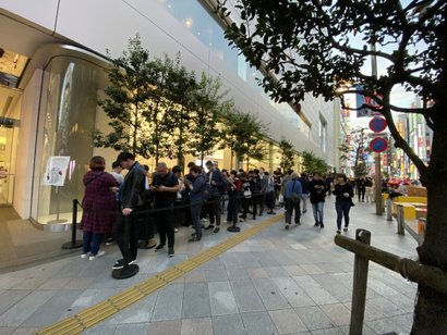 Очереди в Apple Store в Японии. Фото: @syobonuko_o0o; @harako95 / Twitter