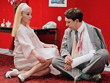 Slide image for gallery: 14341 | «Бриллиантовая рука»,1968. На протяжении значительной части фильма Анна Сергеевна одета в белые брючные костюмы, но все запомнили розовый халатик героини — самый смелый женский наряд 60-х годов.
