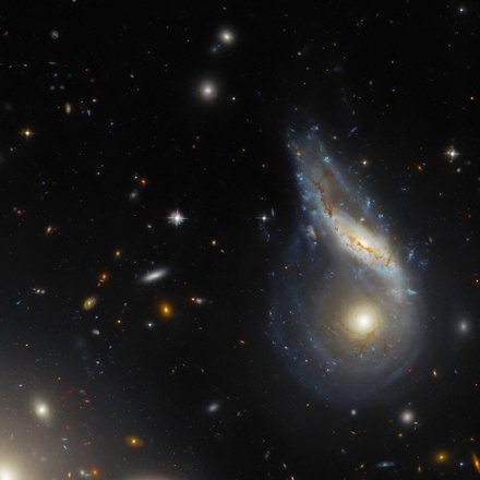 Фотография, на которой изображены галактики LEDA 59642 и NGC 6040, поглощающие друг друга. Источник: NASA