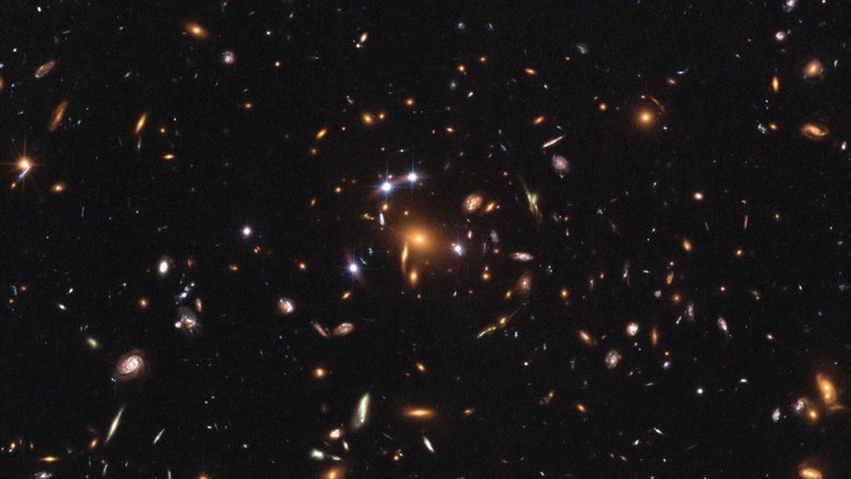 В день рождения автора заметки «Хаббл» заснял скопление галактик SDSS J1004+4112 с мощнейшим гравитационным полем, искривляющим свет галактик позади него. Фото: NASA