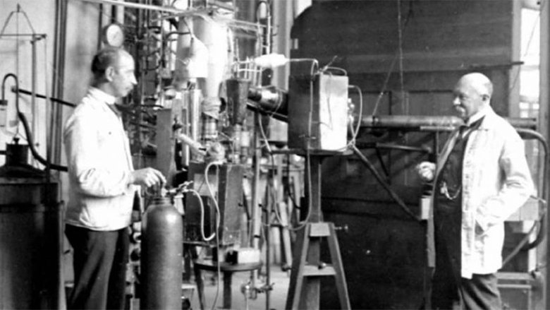 Хейке Камерлинг-Оннес (справа) с помощником Герритом Флимом (Gerrit Flim) в своей лейденской лаборатории, 1911 год. Фото: Physics Today