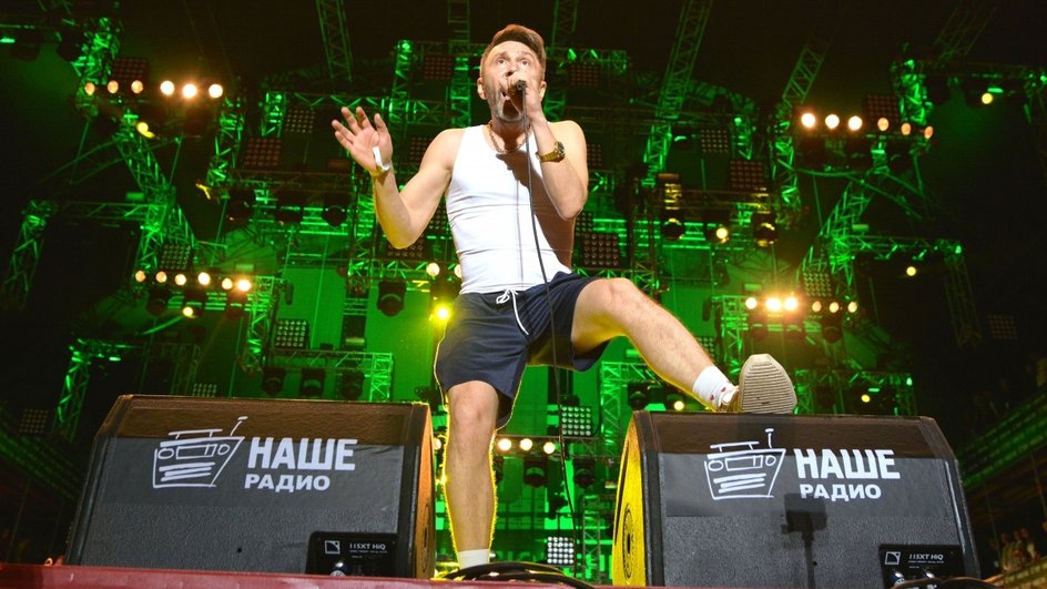 Сергей Шнуров на сцене Сергей Шнуров на сцене