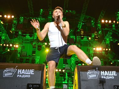 Сергей Шнуров на сцене Сергей Шнуров на сцене