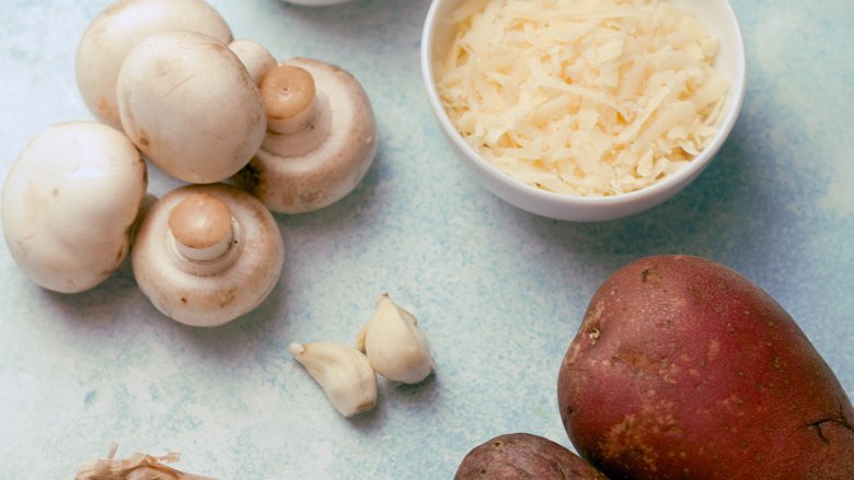 Фаршированный картофель с сыром и грибами