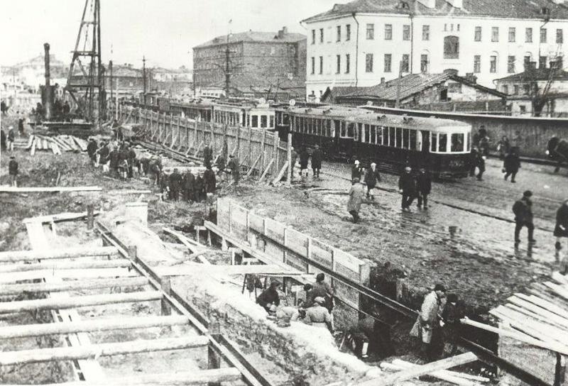 Строительство первой линии московского метро.