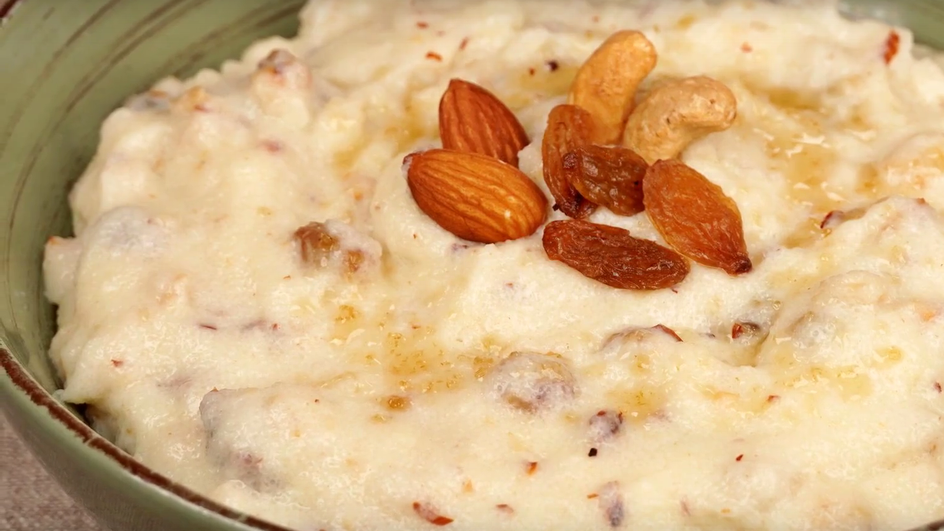 Манная каша с изюмом, приготовленная в мультиварке, крупным планом