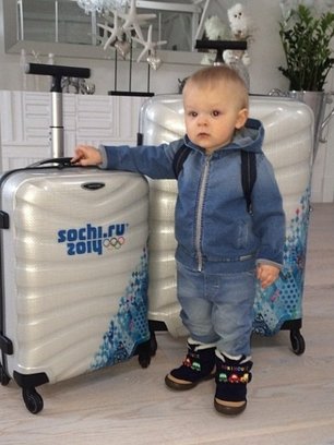 Slide image for gallery: 3634 | Комментарий «Леди Mail.Ru»: Заодно Рудковская опубликовала фотографии своего сына из аэропорта: «Гном Гномыч уже готов лететь в Сочи!»