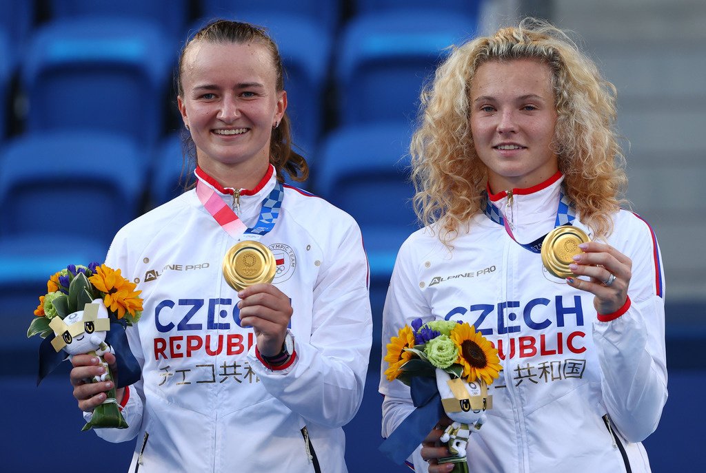 Чешские теннисистки Крейчикова и Синякова завоевали золото ОИ-2020 в парном разряде