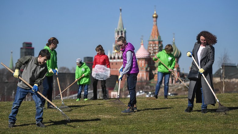 Участники городского субботника в парке «Зарядье» в Москве