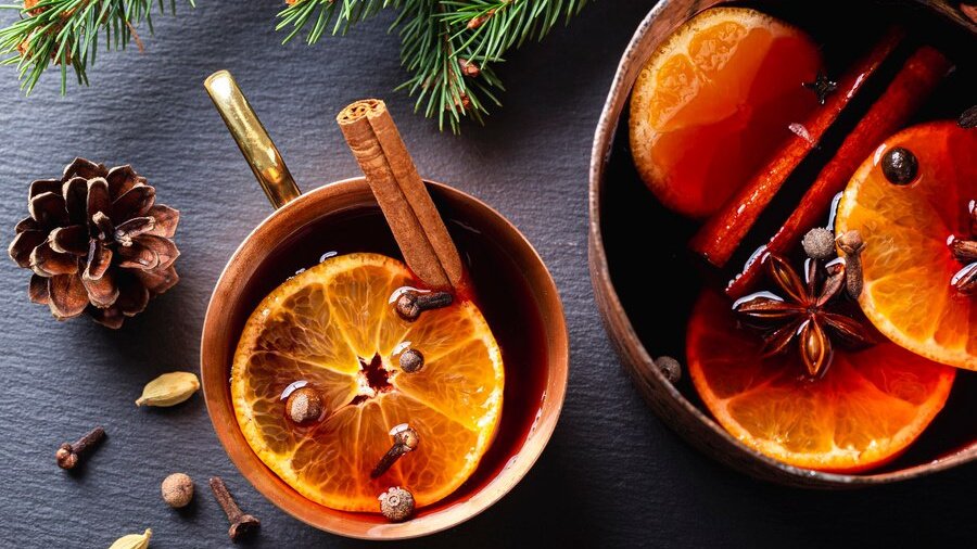 Кастрюля и кружка с глинтвейном с апельсинами, кардамоном и корицей Кастрюля и кружка с глинтвейном с апельсинами, кардамоном и корицей
