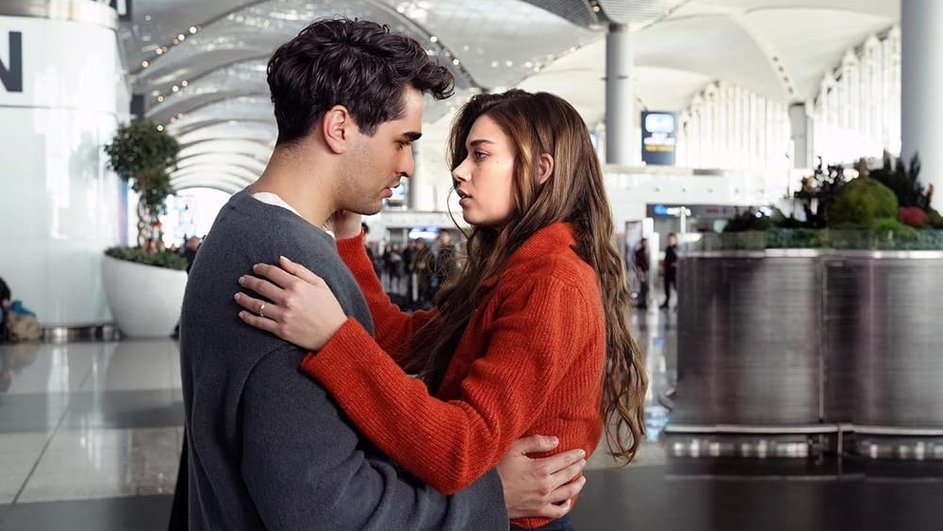 Мерт Рамазан Демир и Афра Сарачоглу в сериале «Зимородок» Мерт Рамазан Демир и Афра Сарачоглу в сериале «Зимородок»