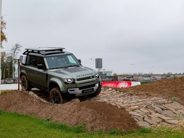 slide image for gallery: 27037 | Land Rover Defender Offroad