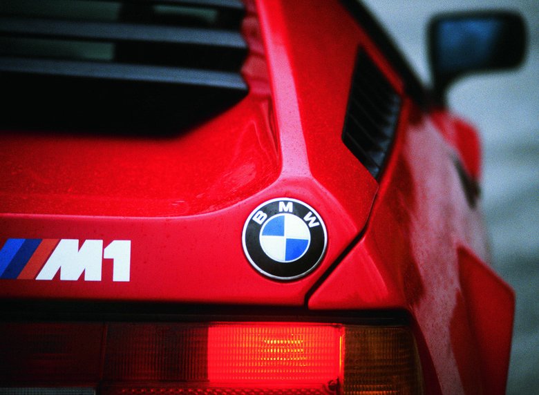 Заднюю панель кузова украшают сразу две эмблемы BMW, по одной над каждой блок-фарой
