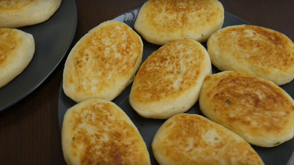 Картофельные зразы с яйцом, приготовленные в духовке, крупным планом