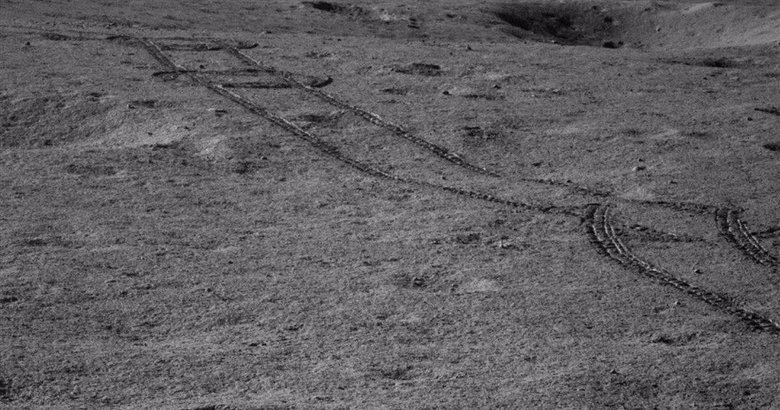Cледы, оставленные аппаратом «Юйту-2» на поверхности Луны. Фото: Space