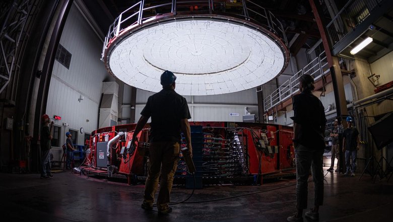 Крышка печи закрывается для отливки седьмого сегмента главного зеркала Гигантского Магелланова телескопа.