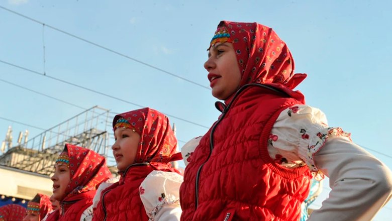 В развлекательной программе приняли участие местные танцевальные коллективы.