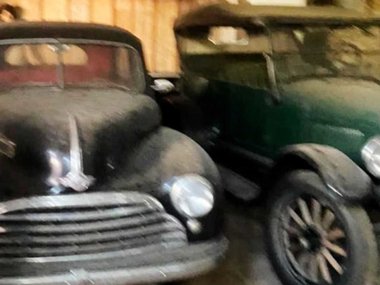 slide image for gallery: 28420 | Подростки случайно нашли заброшенный музей автомобилей (фото)