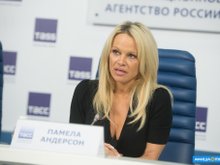 Памела Андерсон на пресс-конференции Памела Андерсон на пресс-конференции