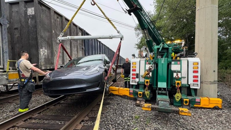 Tesla Model 3 застряла на путях Tesla Model 3 застряла на путях