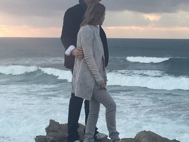 Slide image for gallery: 4512 | Тем временем в блоге Ксении появились романтичные посты — например, снимки ее вдвоем с мужем на скале над океаном…