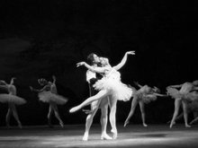 С Николаем Фадеечевым в балете «Лебединое озеро», 1958 год С Николаем Фадеечевым в балете «Лебединое озеро», 1958 год