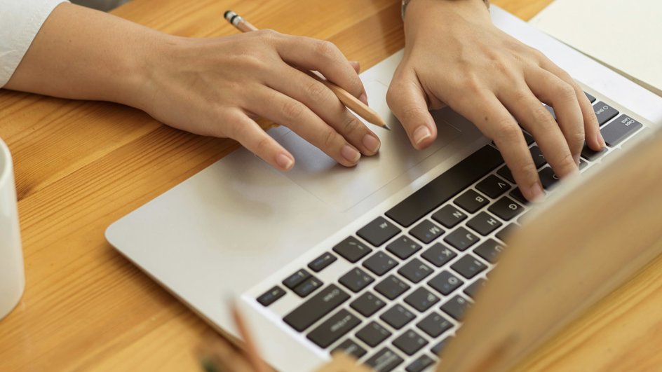 SEO-специалист выполняет рабочие задачи SEO-специалист выполняет рабочие задачи