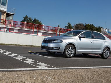 slide image for gallery: 25067 | Skoda Rapid