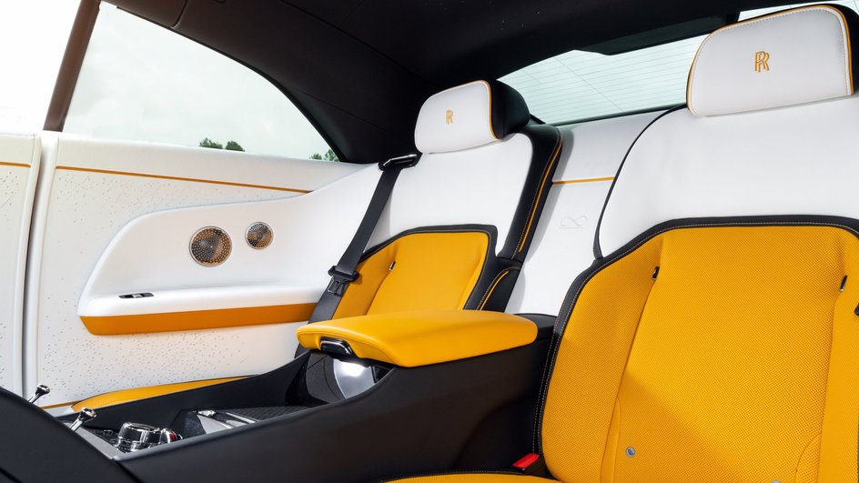 Интерьер Rolls-Royce Black Badge Spectre "Solis" 2025 Интерьер Rolls-Royce Black Badge Spectre "Solis" 2025
