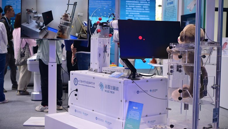 Выставочная модель системы ИМТ NeuCyber Array, совместно разработанной Китайским институтом исследований мозга в Пекине и компанией NeuCyber NeuroTech
