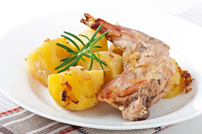 Кролик с картофелем Кролик с картофелем