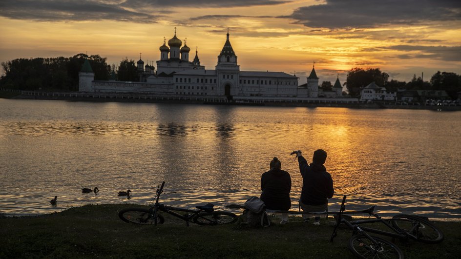 Россия. Кострома. Закат на реке Кострома. Вид на Свято-Троицкий Ипатьевский монастырь.