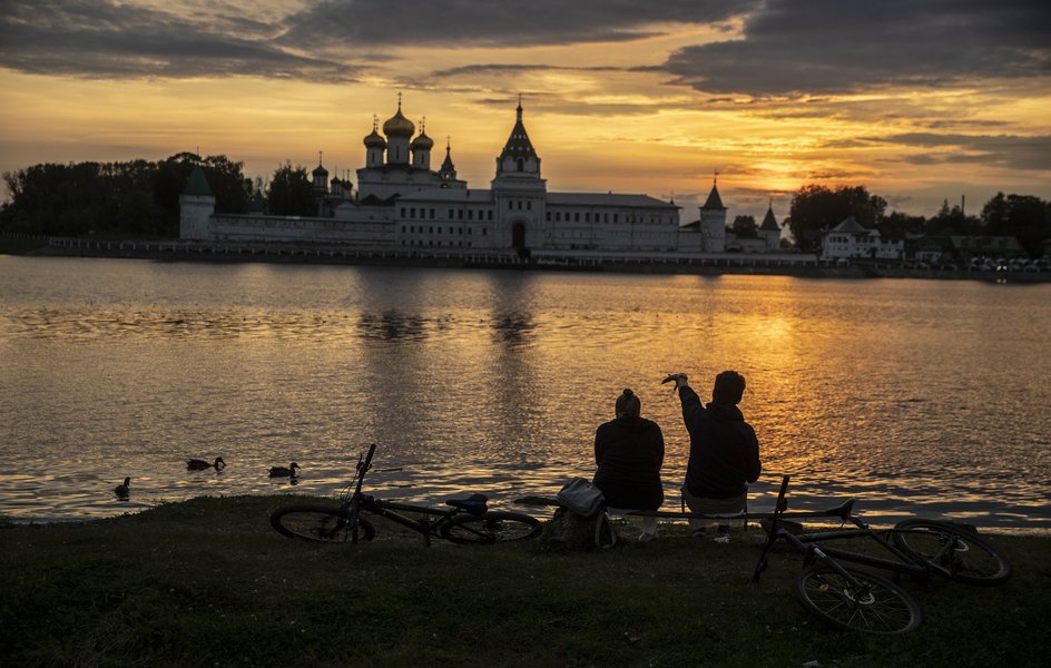 Россия. Кострома. Закат на реке Кострома. Вид на Свято-Троицкий Ипатьевский монастырь.