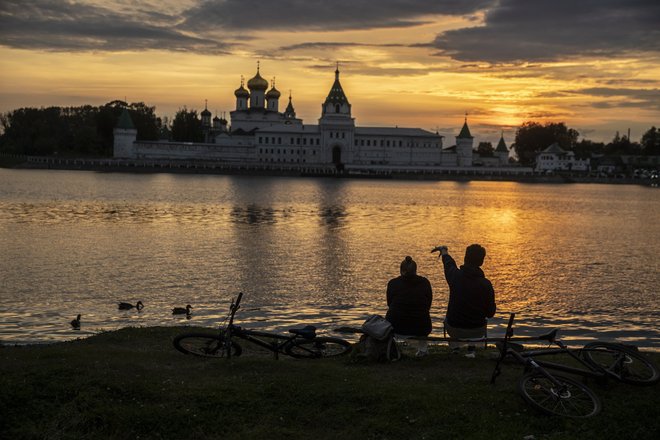 Россия. Кострома. Закат на реке Кострома. Вид на Свято-Троицкий Ипатьевский монастырь.