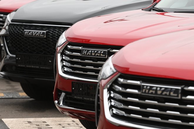 Автомобили на парковке дилерского центра Haval Автомобили на парковке дилерского центра Haval