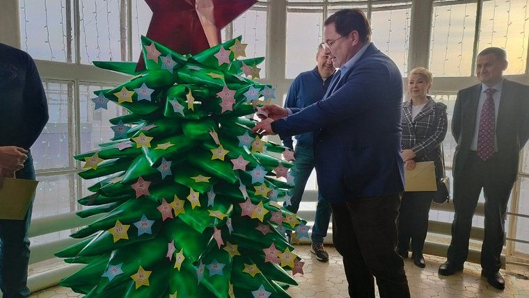 Необычная елка в краснокамской компании «Кама». На ее ветвях висят желания детей, которые политики и бизнесмены обещают исполнить в рамках благотворительной акции.