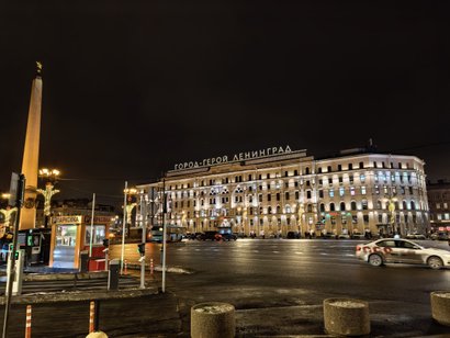 Здание напротив вокзала в Питере в ночное время