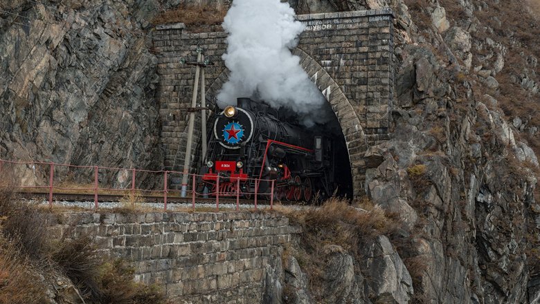 Экскурсионный поезд выехал из тоннеля Кругобайкальской железной дороги.