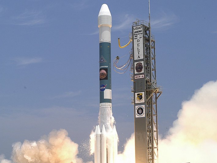 Ракета-носитель Delta II с марсоходом Spirit Ракета-носитель Delta II с марсоходом Spirit