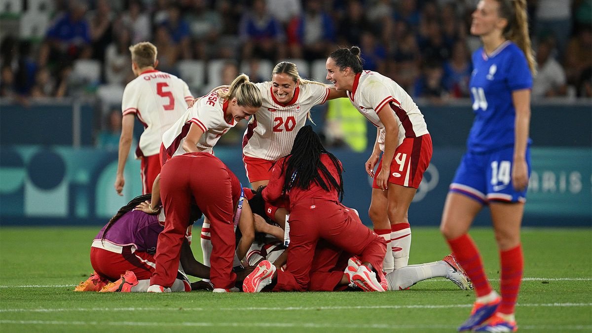 Женская сборная Канады, с которой сняли 6 очков за шпионаж, на 12-й добавленной минуте вырвала победу у Франции