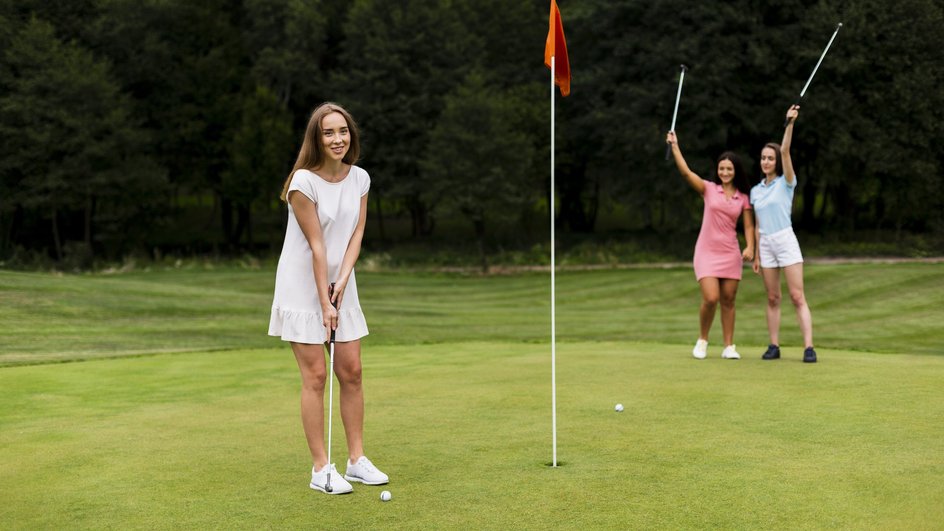 Девочки играют в гольф